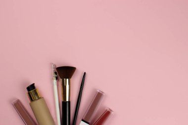 beyaz zemin üzerine çeşitli kozmetik