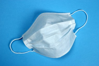 Tıbbi koruyucu maske yerleştirilmiş. Ağzı ve burnu kapatmış. Bakterilerin prosedür maskesi. Koruma kavramı.