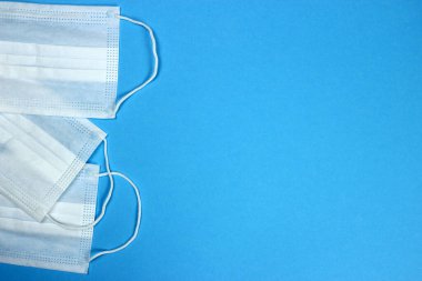 Cerrahi tıbbi koruyucu maske ağız ve burnu kapatır. Bakterilerin prosedür maskesi. Koruma kavramı, alanı kopyala