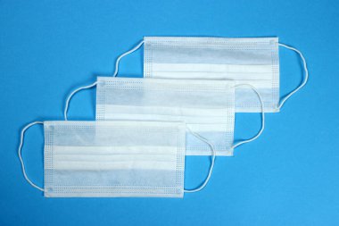 Cerrahi tıbbi koruyucu maske ağız ve burnu kapatır. Bakterilerin prosedür maskesi. Koruma kavramı.