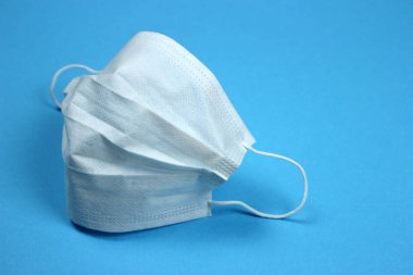 Tıbbi koruyucu maske yerleştirilmiş. Ağzı ve burnu kapatmış. Bakterilerin prosedür maskesi. Koruma kavramı.