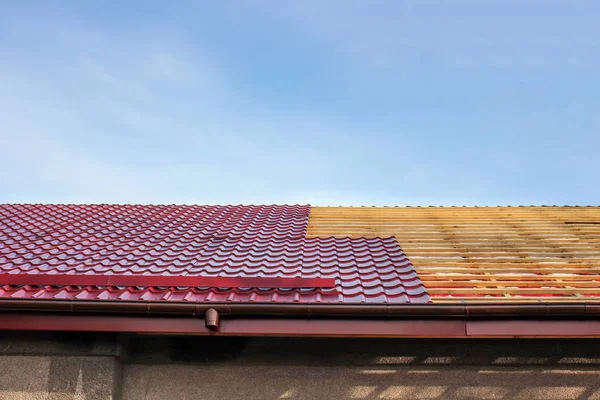 지붕 지붕 교체, 수리, 금속 타일 교체 — 스톡 사진
