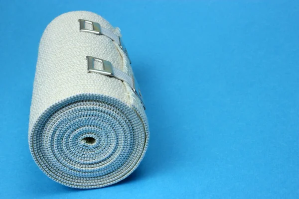 Elastiskt bandage på en blå bakgrund — Stockfoto
