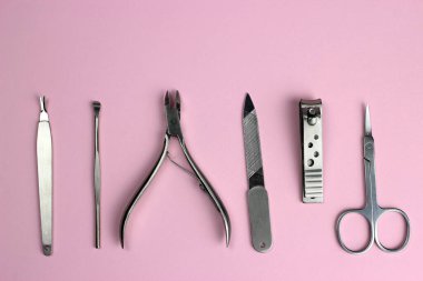 Pembe arka planda manikür ve pedikür araçları