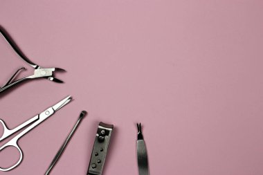 Pembe arka planda manikür ve pedikür araçları
