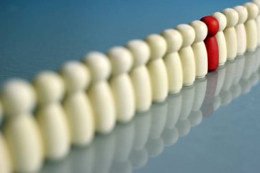 Kırmızı biblo, liderliğin sembolü olan kalabalığın arasından öne çık.