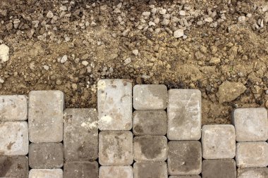 Yeni asfalt döşeme işi bitmemiş. Bahçenin, kaldırımın, meydanın gelişimi üzerinde çalış