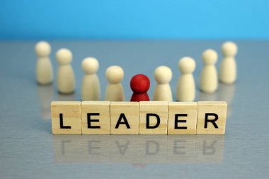 İşletme ekibinin patronu, kalabalığın hareketinin yönünü belirtir. Takım çalışması ve liderlik kavramı. Manşet: liderlik