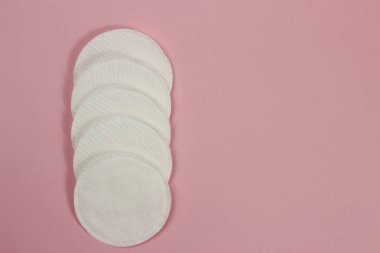 Pembe arka planda hijyen pamuk pedleri üst görünüm telif alanı