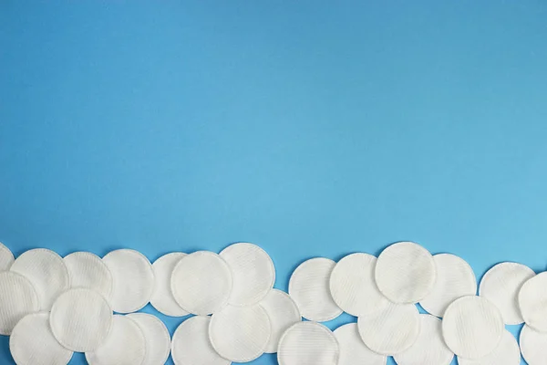 Hygiene Cotton Pads Blue Background Top View Copyspace — Stock Photo, Image