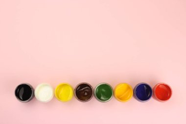 Metin için alanı olan pembe arkaplan üzerindeki Gouache kutuları