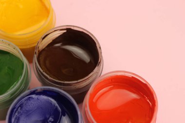 Metin için alanı olan pembe arkaplan üzerindeki Gouache kutuları