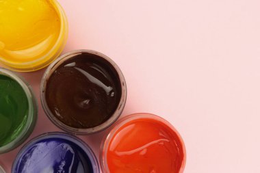 Metin için alanı olan pembe arkaplan üzerindeki Gouache kutuları