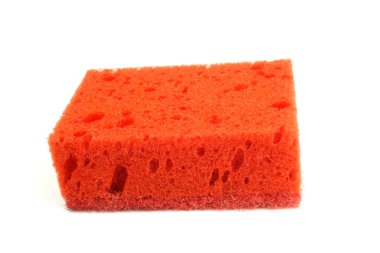 Bulaşıklar için kırmızı mutfak süngeri, ev temizliği beyaz arka planda izole edilmiştir..