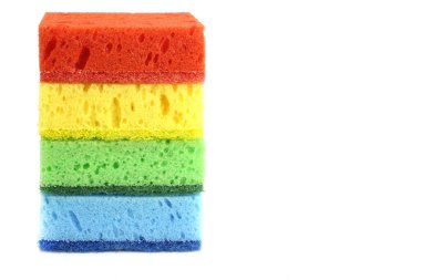 Bulaşıklar için renkli mutfak süngeri yığını, ev temizliği beyaz arka planda izole edilmiştir..