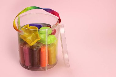 renkli kil, pakette araçları olan plastiksi