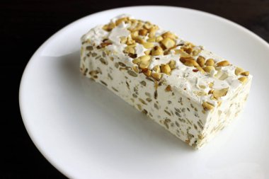 Şerbet parçaları ya da fındıklı fındık. Koyu ahşap arka planda.