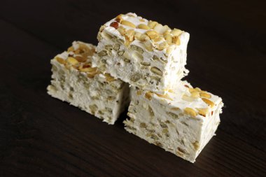 Şerbet ya da fındıklı fındık parçaları.