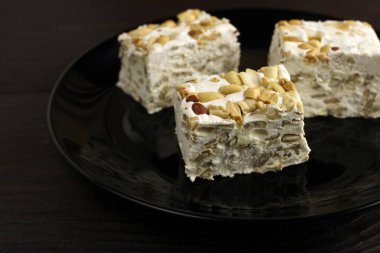 Şerbet parçaları ya da fındıklı fındık. Koyu ahşap arka planda.