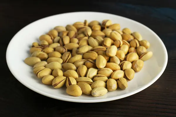 Macro Pistachio Nuts Shell White Plate Dark Wooden Background — Stock Photo, Image