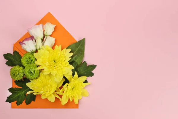 Composition Yellow Green Santini Chrysanthemums Roses Envelope Pink Background — Stock Photo, Image
