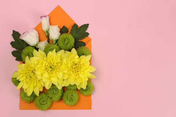 Composition Yellow Green Santini Chrysanthemums Roses Envelope Pink Background — Stock Photo, Image