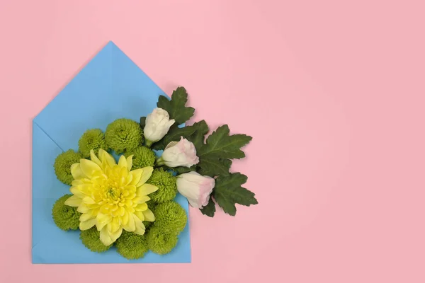 Composition Yellow Green Santini Chrysanthemums Roses Envelope Pink Background — Stock Photo, Image