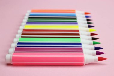 Pembe arkaplandaki renkli işaretler