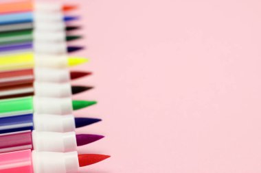 Pembe arkaplanda renkli işaretler, metin için boşluk