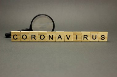 Gri arka planda tahta harflerle yazılmış koronavirüs. Tehlikeli 2019-NCov gribi enfeksiyonu