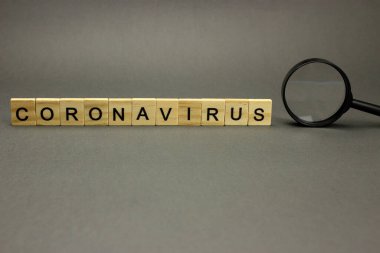 Gri arka planda tahta harflerle yazılmış koronavirüs. Tehlikeli 2019-NCov gribi enfeksiyonu