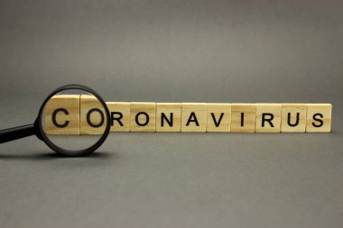 Gri arka planda tahta harflerle yazılmış koronavirüs. Tehlikeli 2019-NCov gribi enfeksiyonu