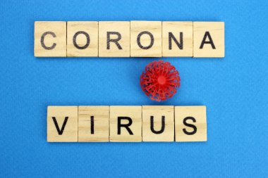 Soyut model ve mavi arkaplanda Coronavirus yazılıdır.