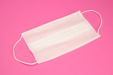 Pembe arka planda tıbbi koruyucu bandaj.