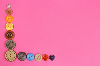 Köşedeki farklı renkli düğmeler, metin için boş