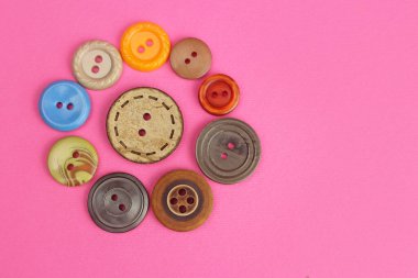 Dikiş düğmeleri bir çember içinde serilmiştir