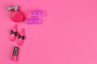 Çocukların plastik oyuncak kozmetik seti, berber seti, pembe arka plan, fotokopi alanı ile düzenleme