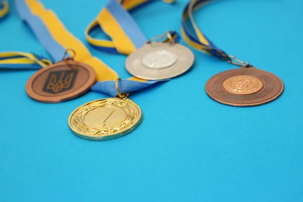 Medalhas Ouro Prata Bronze Superfície Azul Medalhas Ucrânia — Fotografia de Stock