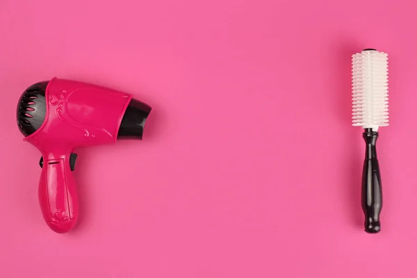 子供用プラスチック製のバーバーツールピンクの背景にコピースペース付きのレイアウト — ストック写真