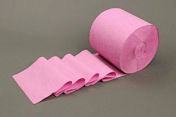 Рулон Рожевого Туалетного Паперу Темно Сірому Фоні Простір Тексту — стокове фото