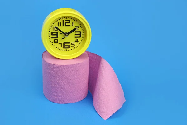 Wecker Mit Rosa Toilettenpapier Auf Blauem Hintergrund — Stockfoto