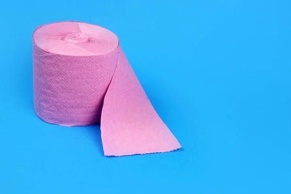 Rollo Papel Higiénico Rosa Sobre Fondo Azul Brillante Espacio Para — Foto de Stock