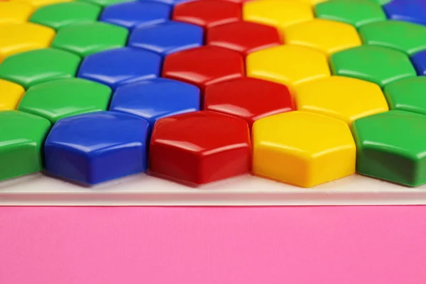 Kinder Farb Puzzle Wabenmosaik Auf Rosa Hintergrund — Stockfoto