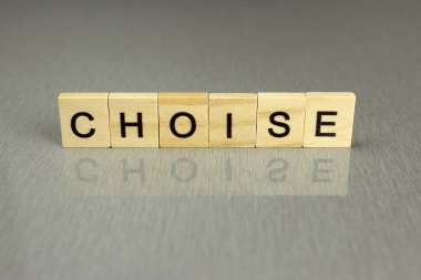 Kelime seçimi gri arkaplandaki kare tahta harflerden yapılır.