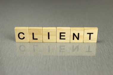 Kelime istemci gri bir arka planda kare ahşap harflerden oluşur