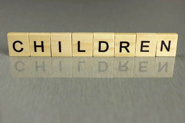 Slovo Děti Vyrobeno Čtvercových Dřevěných Písmen Šedém Pozadí — Stock fotografie