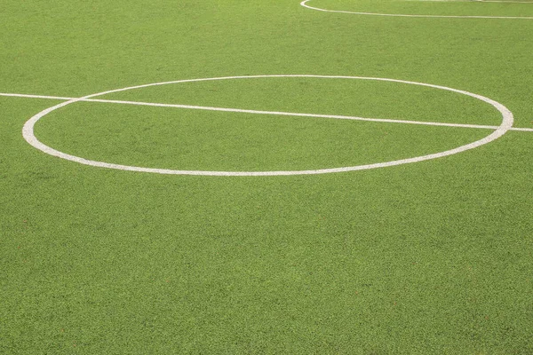 小型足球 人造草场室外足球 带有标志 — 图库照片