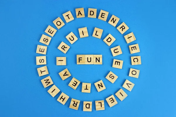 Λέξη Διασκέδαση Είναι Κατασκευασμένο Από Ξύλινα Γράμματα Μπλε Φόντο — Φωτογραφία Αρχείου