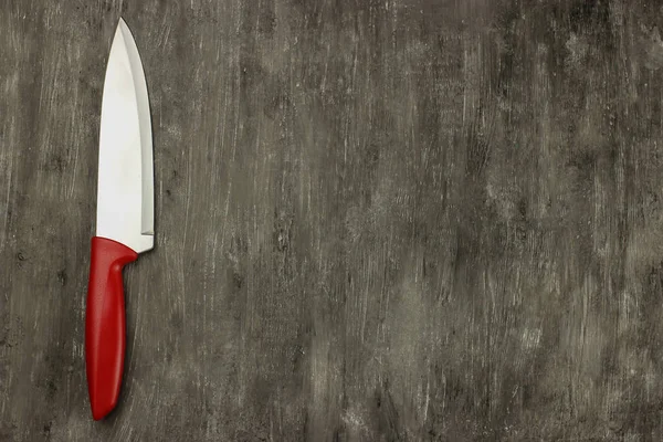 Küchenmesser Mit Rotem Griff Auf Dunkelgrauem Hintergrund — Stockfoto