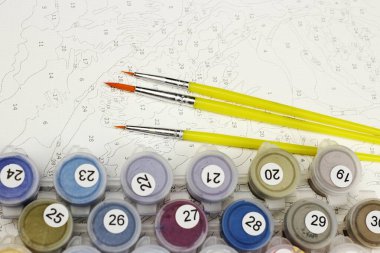 Resimleri sayılarla, kopyalanmış alanlarla çizmek için boya ve fırçalar